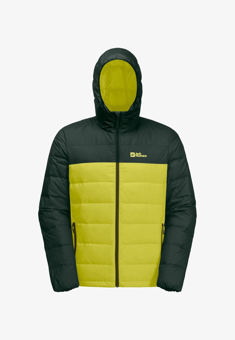 Veste matelassée en vert foncé et jaune vif. Elle a une capuche, une fermeture éclair, deux poches latérales et un logo sur le haut à gauche de la poitrine.
