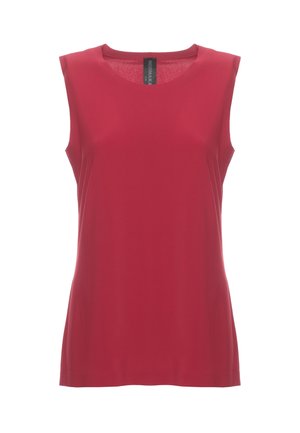 Blusa rossa senza maniche con scollo rotondo e tessuto liscio, con etichetta "NORMA KAMALI" all'interno del colletto.