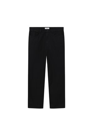 Μαύρα τζιν παντελόνια με ίσια γραμμή, διαθέτουν πέντε τσέπες, κλείσιμο με κουμπί και φερμουάρ, και μία διακριτική ετικέτα λογότυπου στη ζώνη.