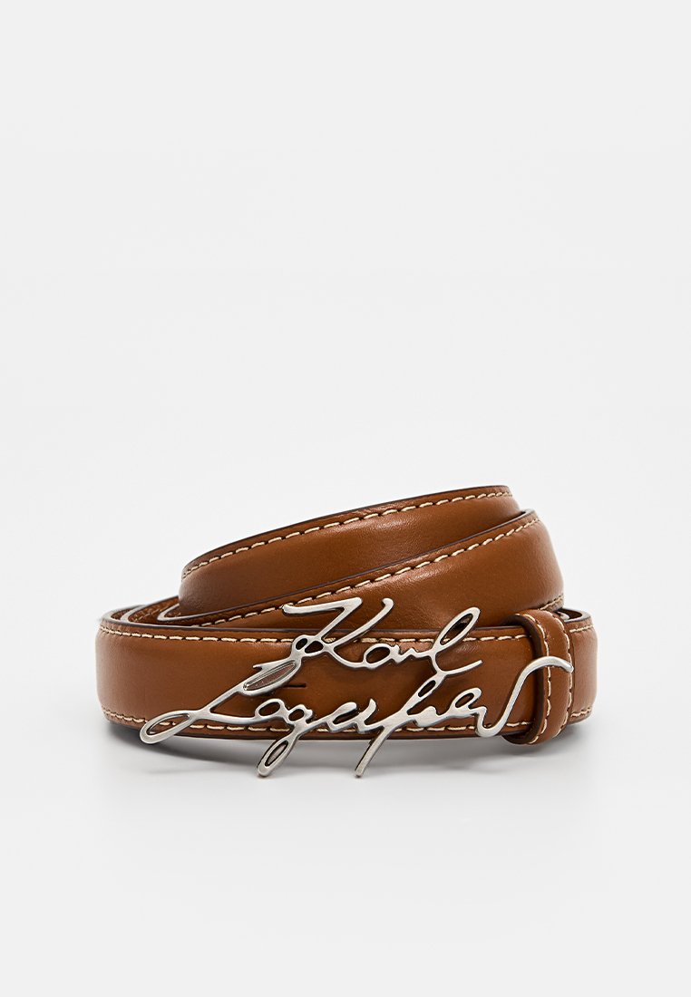 Ceinture en cuir brun avec une texture lisse, dotée d'une boucle métallique signée. Des accents cousus mettent en valeur son design.