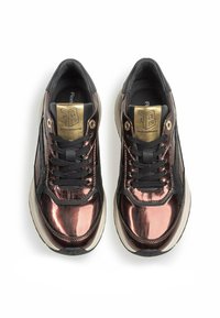 Sneakers metallici color rosé e neri con una superficie liscia, dettagli in rete, lacci neri e un logo dorato sulla linguetta. Suola in gomma piatta.