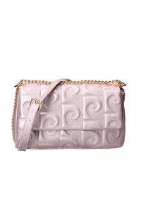 Borsa a tracolla in pelle trapuntata di colore rosa chiaro con motivo a spirale, tracolla in catena dorata e manico regolabile. Forma rettangolare con texture liscia.