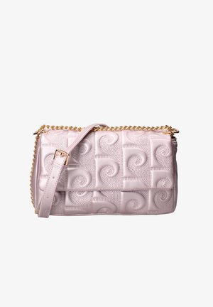 Borsa a tracolla in pelle trapuntata di colore rosa chiaro con motivo a spirale, tracolla in catena dorata e manico regolabile. Forma rettangolare con texture liscia.