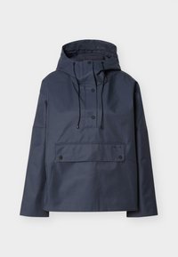 Σκούρο μπλε ναυτικού χρώματος αδιάβροχο αντιανεμικό με κουκούλα, με μπροστινές τσέπες με καπάκι και κρυφό κόπιτσα, απλωμένο επίπεδα σε ανοιχτό φόντο.