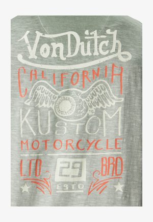 Chemise grise à manches courtes avec un imprimé dégradé portant les mentions "Von Dutch", "California" et un emblème ailé en rouge et blanc.