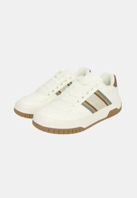 Sneakers bianchi realizzati in materiale sintetico con una finitura texture, caratterizzati da strisce multicolori e un accento marrone sul tallone.
