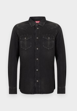 Camicia a maniche lunghe in denim nero con bottoni a scatto, colletto appuntito e due tasche frontali. Presenta una leggera lucentezza e cuciture a contrasto.