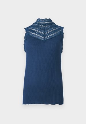 Ärmlös ribbad topp i marinblått med hög spetskrage och spetsdetaljer på axlarna, med scallopade kanter.