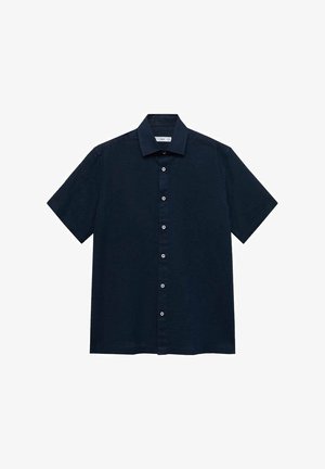 Košulja na kratke rukave u tamnoplavoj boji s teksturiranim materijalom, sa klasičnim ovratnikom i bijelim dugmadima raspoređenim duž prednje strane.