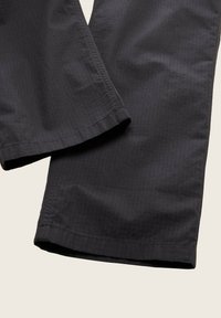 Zwarte, lichtgewicht stoffen broek met een gestructureerd patroon, voorzien van rechte pijpen en gestikte zoomdetails.