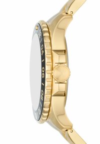 Montre en or avec un boîtier rond, une lunette noire et une couronne texturée. Équipée d'un verre transparent et de maillons lisses et polis pour le bracelet.