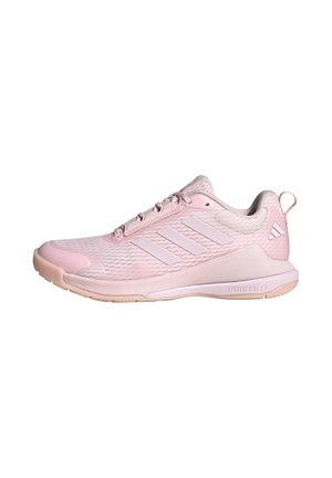 Chaussure de course Adidas rose clair avec tige en mesh texturé, trois bandes sur le côté, semelle amortie et languette au talon.