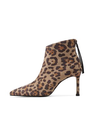 Stivale alla caviglia in tessuto beige e marrone con stampa leopardata, punta affusolata e tacco a stiletto, dotato di cerniera laterale e superficie testurizzata.