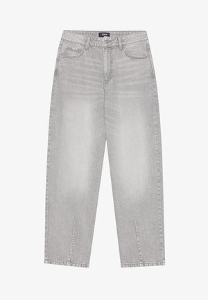Jeans de mezclilla gris claro con cintura alta, perneras anchas, diseño de cinco bolsillos y costuras minimalistas. Cuenta con un cierre frontal de botón y cremallera.