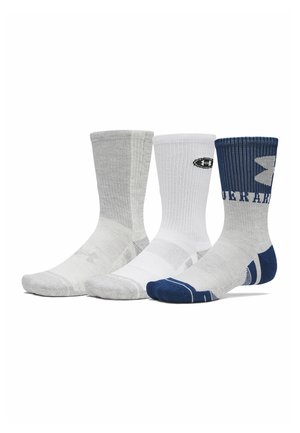 Drie paar crew-sokken in grijs, wit en grijs met blauw, elk met een geribbelde textuur en Under Armour-logo's op enkels en voetgedeelten.