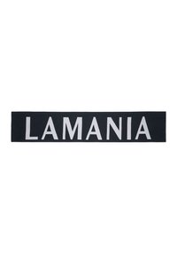 Fekete szövet sál, amelyen a "LAMANIA" szó vastag fehér betűkkel szerepel, téglalap alakú és sima felületű.