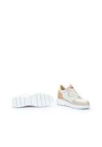 Zapatillas con suela blanca, parte superior de cuero beige y crema, acentos grises, perforaciones decorativas y una lengüeta trasera amarilla.
