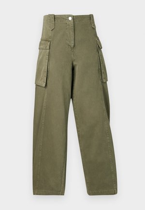 Olivengrønne cargobukser med løs passform, som har sidelommer, frontknapp og en glatt bomullslignende tekstur.