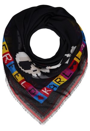 Czarny trójkątny szalik z dużą białą pikselową czaszką w centrum oraz kolorowymi pikselowymi literami tworzącymi obwódkę wokół krawędzi.