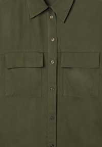 Camicia verde oliva con bottoni, realizzata in tessuto liscio, caratterizzata da due tasche sul petto, bottoni dorati e colletto.