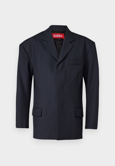 Granatowa marynarka wykonana z gładkiego materiału. Posiada jedną kieszeń na lewej piersi, dwie kieszenie z przodu oraz subtelny wzór kołnierza.