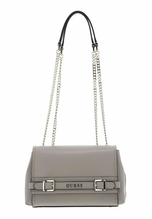 Borsa a tracolla in ecopelle grigia con design strutturato, tracolle in catena argentata, dettagli neri e una pattina frontale con una fibbia metallica.