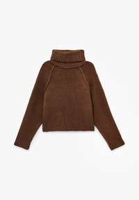 Brązowy sweter z wysokim kołnierzem, dziany, z długimi rękawami oraz prążkowanymi mankietami i hemem, ułożony na płasko na białym tle.
