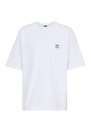 Weißes Oversize-T-Shirt mit kurzen Ärmeln und einem kleinen quadratischen Logo mit gekreuzten Scheren und Text auf der linken Brust.