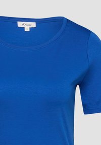 T-shirt bleu à manches courtes avec col rond, étiquette "s.Oliver" et taille 36 à l'intérieur du col.