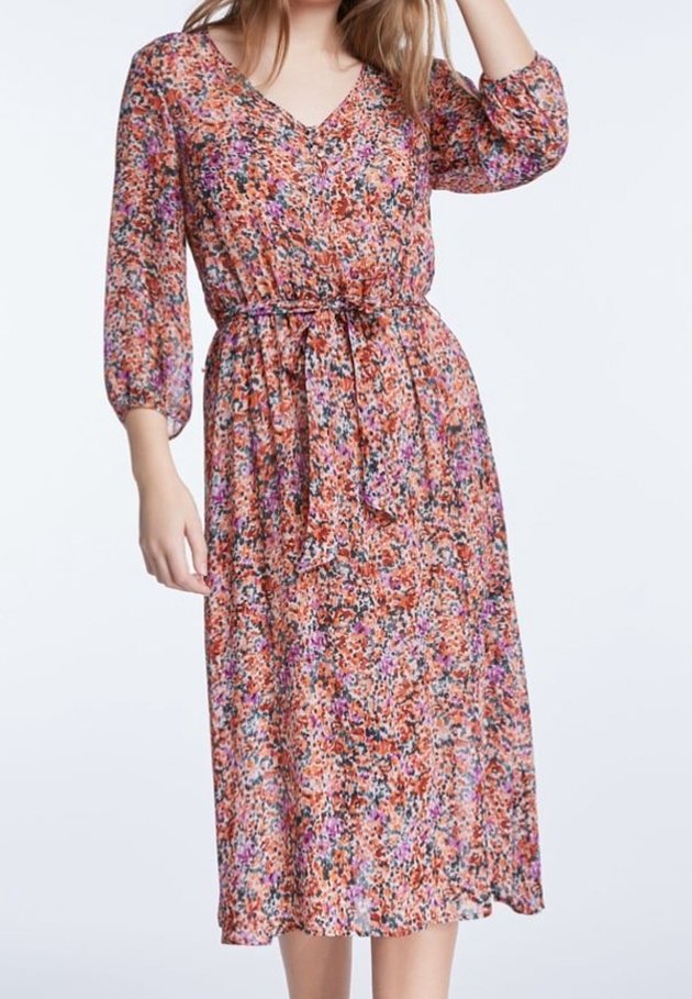 Blumenkleid in mittellanger Form aus leichtem, transparentem Stoff. Mit V-Ausschnitt, 3/4-Ärmeln, taillierter Taille mit Bindegürtel und lebendigen Mustern in Orange, Pink und Lila.