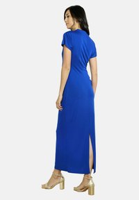 Modrá maxi šaty s krátkymi rukávmi, priliehavého strihu a bočným rozparkom. Vyrobené z hladkej látky; obsahujú okrúhly výstrih a dĺžku po členky.