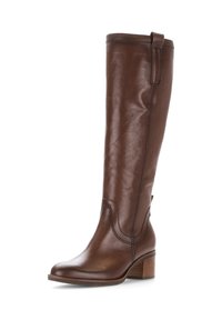 Botte en cuir verni marron, montée jusqu'au genou, à bout arrondi, avec un talon empilé et des coutures décoratives. Dotée d'une languette en haut pour un enfilage facile.