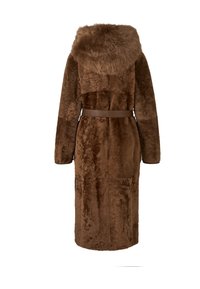 Hnědý kabát z umělé kožešiny s velkou kapucí podšitou kožichem, dlouhými rukávy a páskem v oblasti pasu. Texturovaný povrch s měkkým vzhledem a designem ke kolenům.
