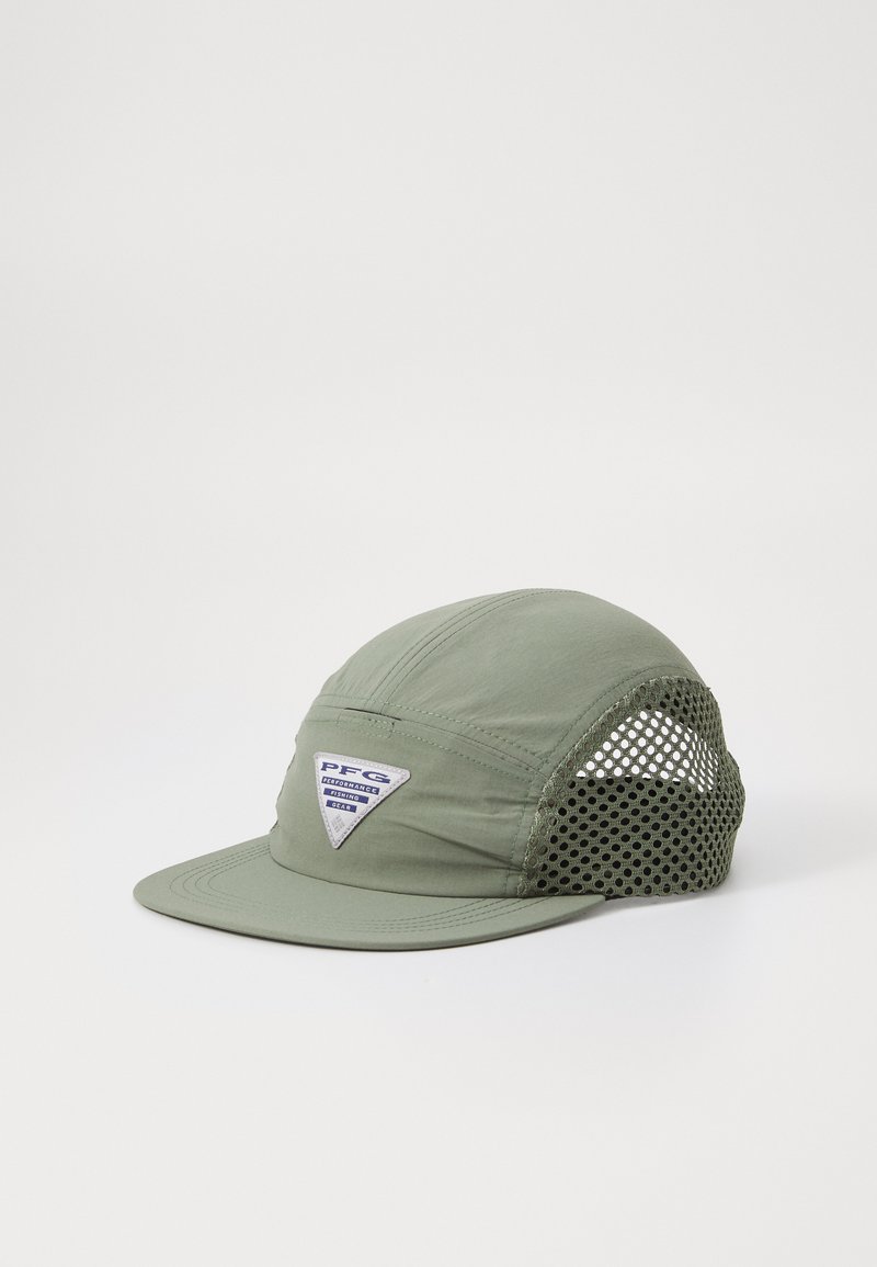 Boné verde-oliva com frente de tecido suave e laterais de malha respirável, apresentando um patch de logotipo triangular e uma aba curva.