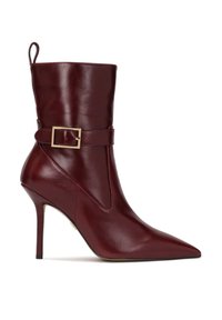 Stivale alla caviglia in pelle bordeaux con punta affusolata e tacco a stiletto. Presenta una cintura con fibbia laterale e una texture liscia. Inserto posteriore per una facile calzata.