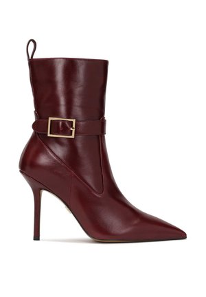 Bottine en cuir bordeaux avec un bout pointu et un talon aiguille. Elle présente une sangle à boucle sur le côté et une texture lisse. Tirant à l'arrière pour un enfilage facile.