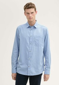 TOM TAILOR STRUKTURIERTES MIT BRUSTTASCHE - Camicia - mid blue white structure