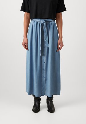 Lyseblå denim maxi-skjørt med knytebelte i midjen, som har en rad med knapper foran og en luftig silhuett.