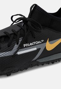 Nike Performance JR PHANTOM GT2 ACADEMY DYNAMIC FIT TF UNISEX - Botas de futebol para piso sintético - black/metallic dark grey/metallic gold