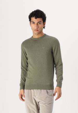 Pull vert olive avec un col rond, des manches longues et des poignets côtelés. Équipé d'un petit logo sur la poitrine, fabriqué en tissu doux.