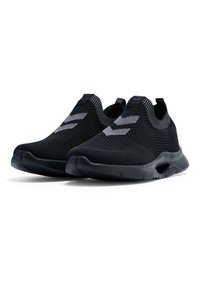 Schwarze Sportschuhe mit einem gestrickten Obermaterial, einem unkomplizierten Slip-On-Design, grauen Akzenten und einer flexiblen Sohle für Komfort und einfaches Anziehen.