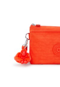 Lys orange pouch lavet af syntetisk materiale med lynlås-lukning og en pelsagtig orange abe på nøglekæden vedhæftet. Logo præsenteret på fronten.