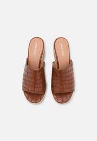 Anna Field Wide Fit WIDE FIT - Mules de salto - cognac