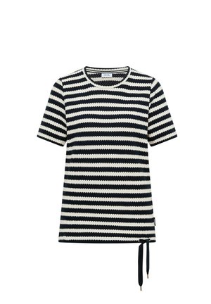 Musta-valkoinen vaakaraitainen lyhythihainen neulepaita pyöreällä pääntiellä ja kiristysnyöripäällyshelmalla.