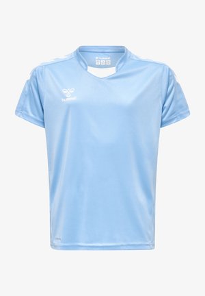 Maglia sportiva a maniche corte di colore azzurro chiaro, realizzata in materiale sintetico liscio. Presenta un collo a V e un logo bianco sul petto e accenti sulle spalle.