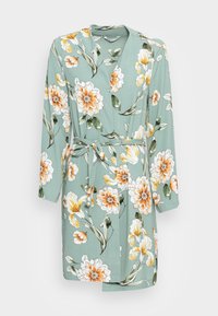Bata floral en suave tela color azul verdoso, con grandes flores naranjas y blancas, mangas largas y cinturón atado para un ajuste ajustable.
