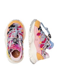 Barevné dětské tenisky s vrškem z růžové, žluté a fialové vlny, modrými elastickými tkaničkami s černým zajišťovacím prvkem a silnou texturovanou bílou podrážkou.