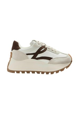Witte en beige sneaker met bruine accenten, dikke geribbelde zool, vetersluiting aan de voorkant en suède details op hiel en teen.