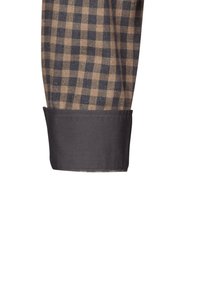 Polsino di camicia a quadri marrone e blu navy con orlo scuro a contrasto, caratterizzato da una consistenza liscia e un design strutturato.