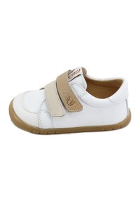 Zapato de cuero blanco con una correa de Velcro beige, puntera redonda, panel frontal texturizado y suela de goma beige ligera.